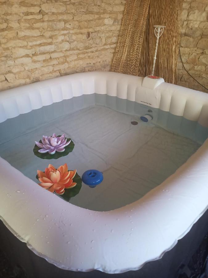 Grande Chambre D'Hote Pour 4 A 5 Personnes Bed & Breakfast Chef-Boutonne ภายนอก รูปภาพ