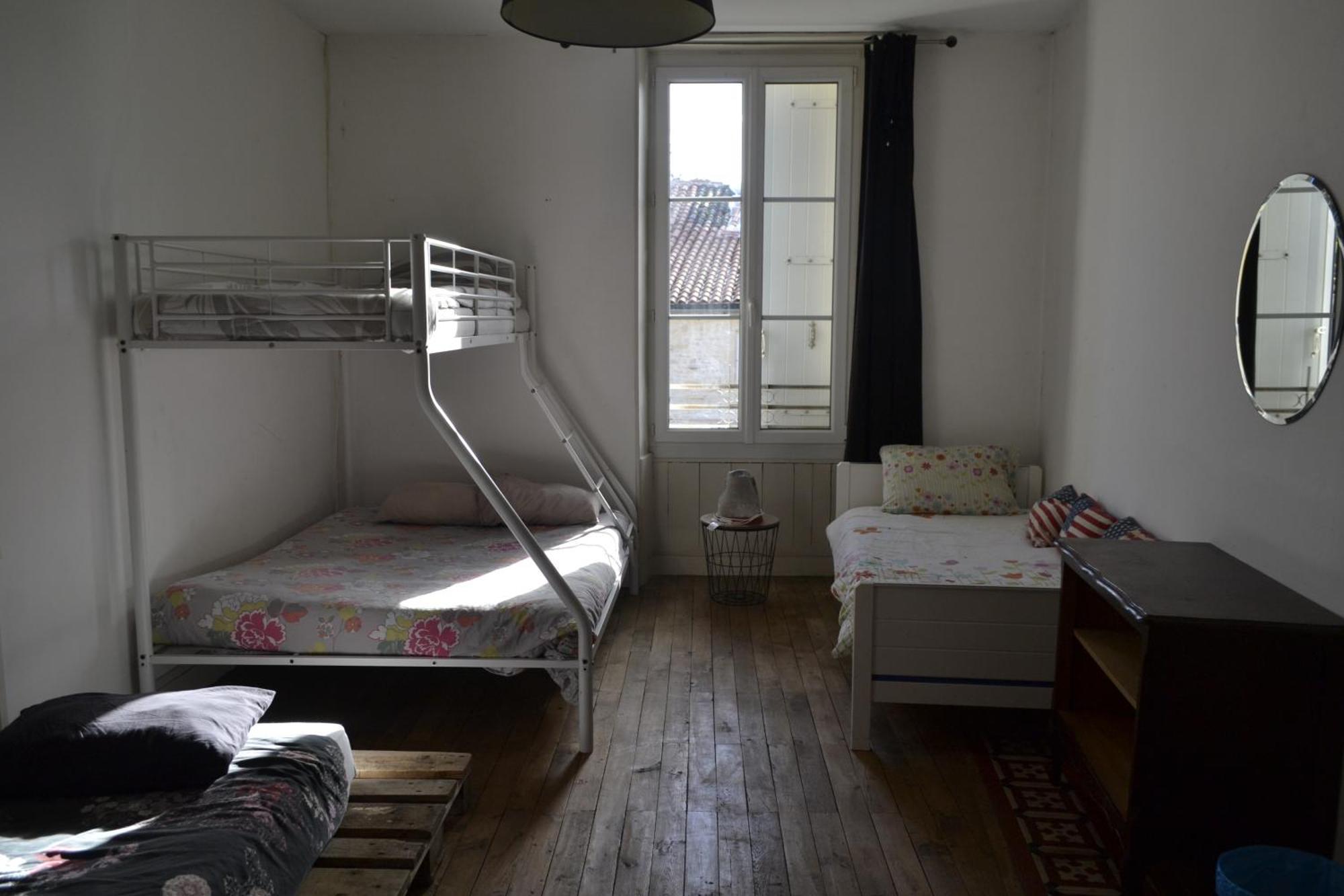Grande Chambre D'Hote Pour 4 A 5 Personnes Bed & Breakfast Chef-Boutonne ภายนอก รูปภาพ